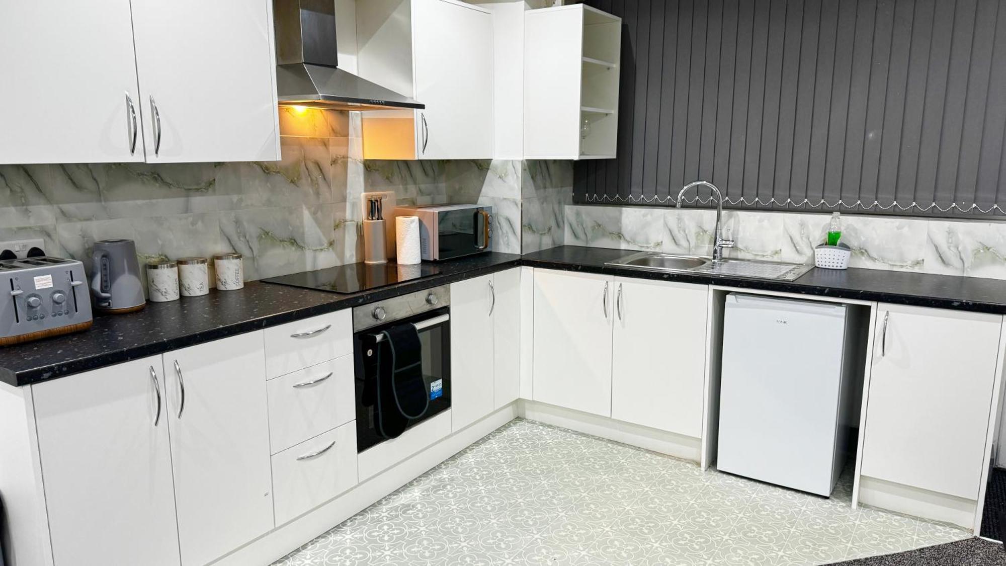 Rnm - Upgraded Business Stay For Travelling Contractors, All Amenities, Private Access Entire Place, Kitchen & Washroom, Smart Tv, Easy Access, Parking Nearby Cradley Heath Buitenkant foto