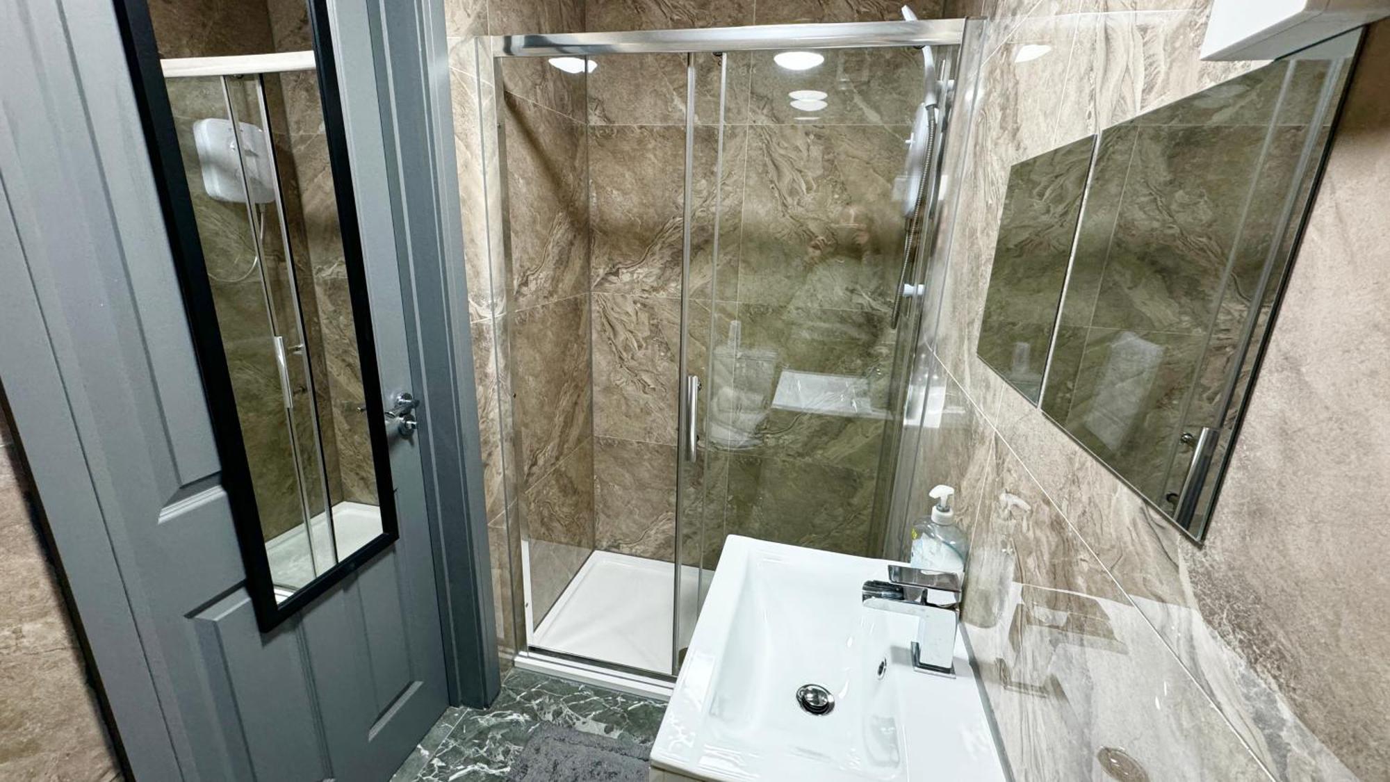 Rnm - Upgraded Business Stay For Travelling Contractors, All Amenities, Private Access Entire Place, Kitchen & Washroom, Smart Tv, Easy Access, Parking Nearby Cradley Heath Buitenkant foto