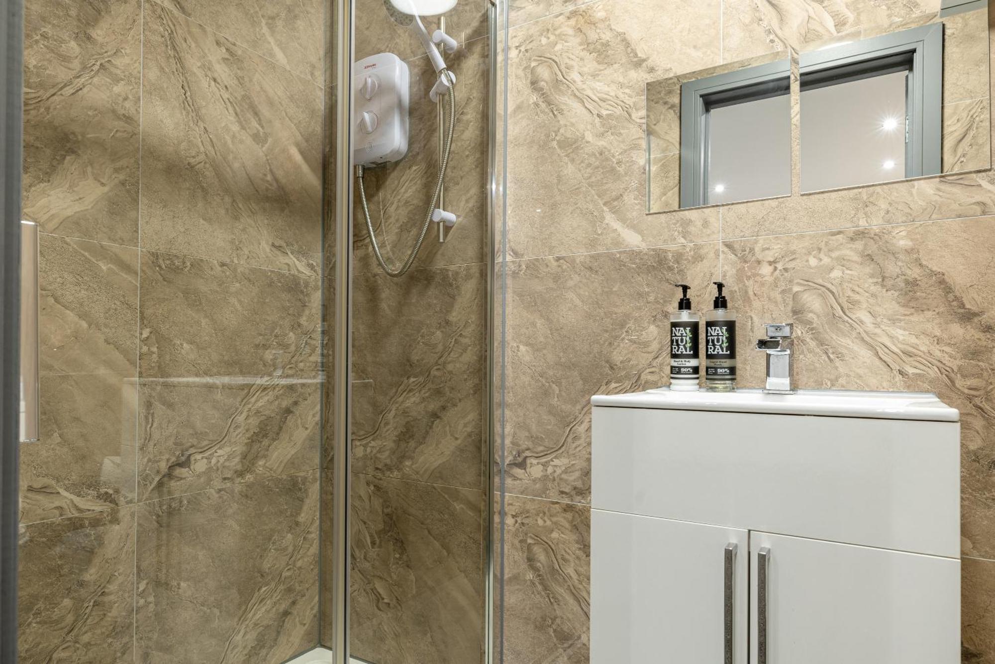 Rnm - Upgraded Business Stay For Travelling Contractors, All Amenities, Private Access Entire Place, Kitchen & Washroom, Smart Tv, Easy Access, Parking Nearby Cradley Heath Buitenkant foto