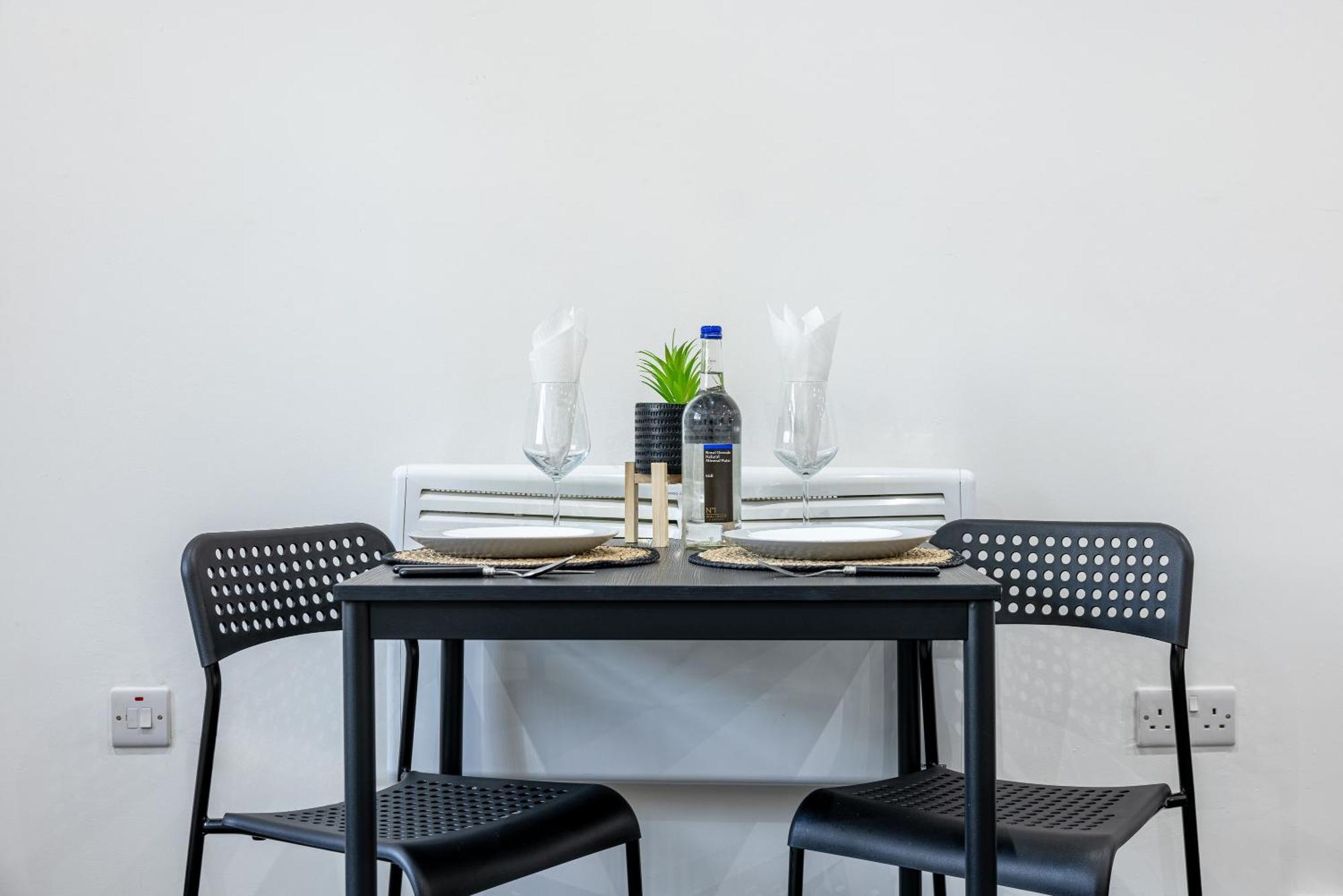 Rnm - Upgraded Business Stay For Travelling Contractors, All Amenities, Private Access Entire Place, Kitchen & Washroom, Smart Tv, Easy Access, Parking Nearby Cradley Heath Buitenkant foto