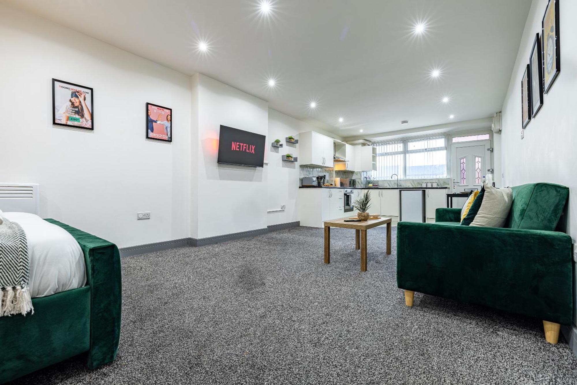 Rnm - Upgraded Business Stay For Travelling Contractors, All Amenities, Private Access Entire Place, Kitchen & Washroom, Smart Tv, Easy Access, Parking Nearby Cradley Heath Buitenkant foto