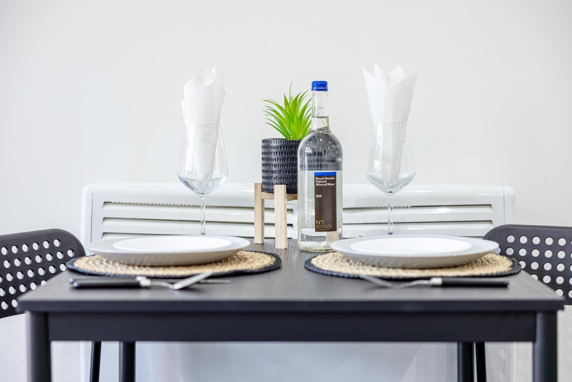 Rnm - Upgraded Business Stay For Travelling Contractors, All Amenities, Private Access Entire Place, Kitchen & Washroom, Smart Tv, Easy Access, Parking Nearby Cradley Heath Buitenkant foto