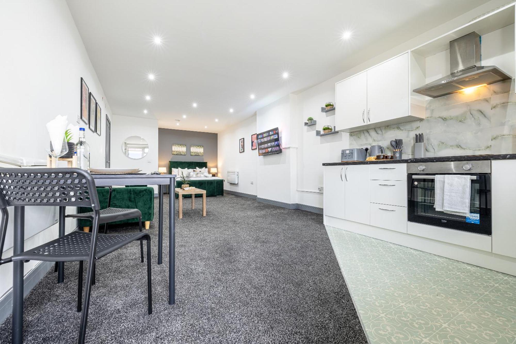 Rnm - Upgraded Business Stay For Travelling Contractors, All Amenities, Private Access Entire Place, Kitchen & Washroom, Smart Tv, Easy Access, Parking Nearby Cradley Heath Buitenkant foto