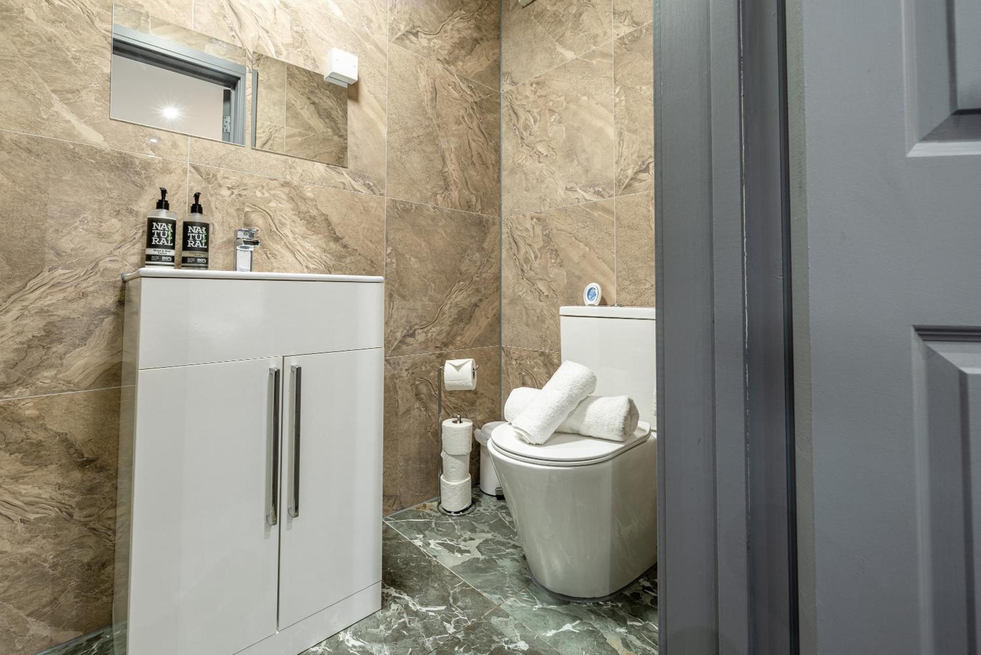 Rnm - Upgraded Business Stay For Travelling Contractors, All Amenities, Private Access Entire Place, Kitchen & Washroom, Smart Tv, Easy Access, Parking Nearby Cradley Heath Buitenkant foto