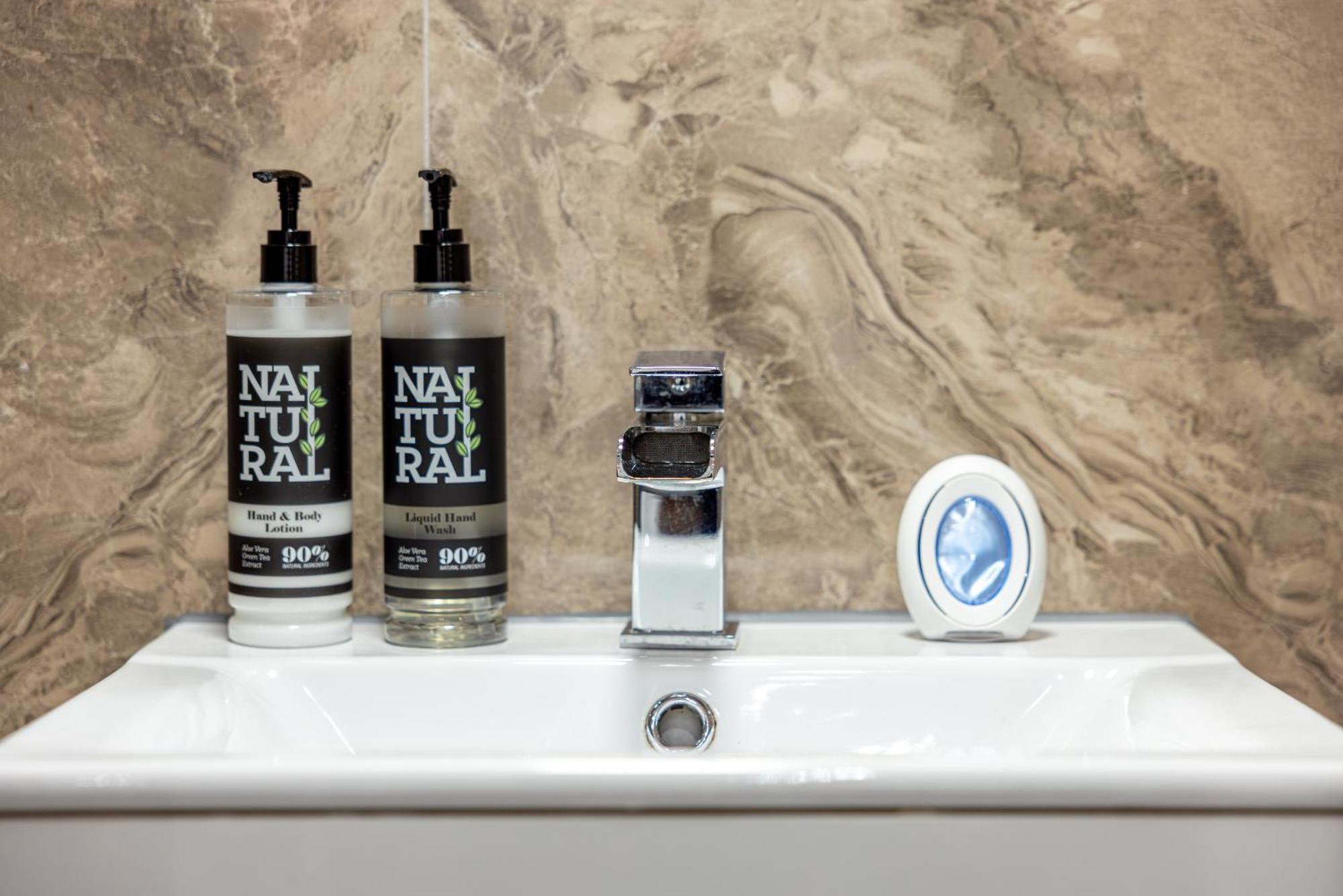 Rnm - Upgraded Business Stay For Travelling Contractors, All Amenities, Private Access Entire Place, Kitchen & Washroom, Smart Tv, Easy Access, Parking Nearby Cradley Heath Buitenkant foto