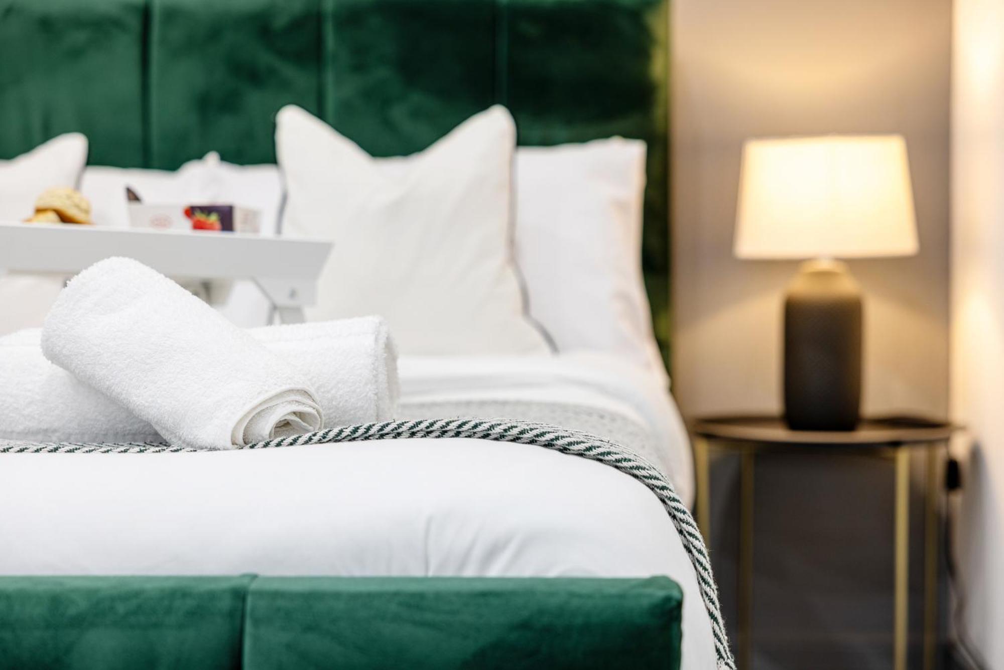 Rnm - Upgraded Business Stay For Travelling Contractors, All Amenities, Private Access Entire Place, Kitchen & Washroom, Smart Tv, Easy Access, Parking Nearby Cradley Heath Buitenkant foto